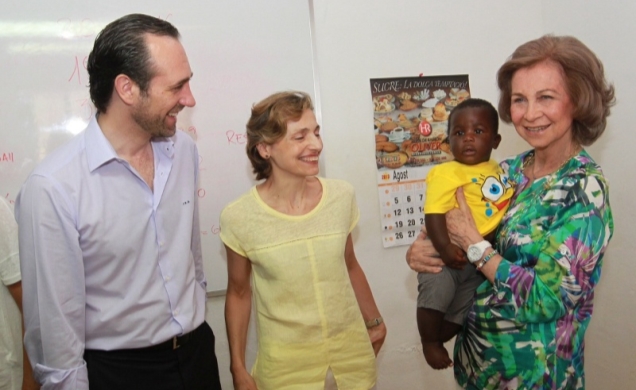 Su Majestad la Reina con el hijo de unas de las mujeres que asiste al taller de lengua castellana, junto al presidente de las Illas Balears y la coord